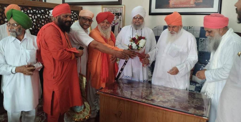 ਨਿਰਜਨ ਦਾਸ ਜੀ ਨੂੰ ਪਦਮਸ੍ਰੀ ਐਵਾਰਡ ਮਿਲਣ ਤੇ ਸੰਤ ਬਲਵੀਰ ਦਾਸ ਸਾਹਰੀਸੰਤ ਬਲਵੰਤ ਸਿੰਘ ਡਿੰਗਰੀਆਂ ਵਲੋਂ ਮੁਬਾਰਕਬਾਦ ਸ਼ੁਭਕਾਮਨਾਵਾਂ ਭੇਟ